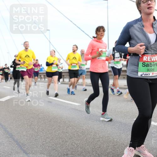 03.10.2025 - Köhlbrandbrückenlauf Lena Gebhardt http://msf.ph/oto/9198659 03.10.2025 15:35:29 Position 1 9026 meine-sportfotos.de