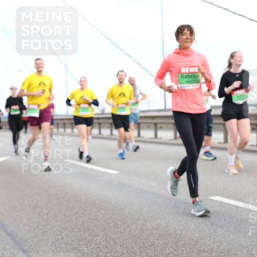 03.10.2025 - Köhlbrandbrückenlauf Lena Gebhardt http://msf.ph/oto/9198661 03.10.2025 15:35:29 Position 1  meine-sportfotos.de