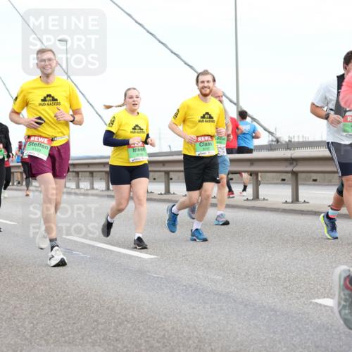 03.10.2025 - Köhlbrandbrückenlauf Lena Gebhardt http://msf.ph/oto/9198663 03.10.2025 15:35:30 Position 1 8303, 8163, 8748, 8747, 8111 meine-sportfotos.de