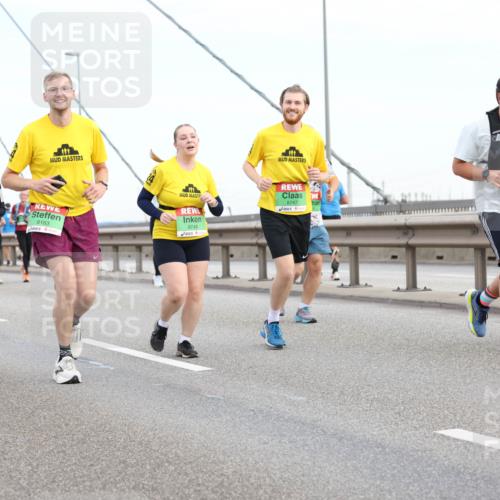 03.10.2025 - Köhlbrandbrückenlauf Lena Gebhardt http://msf.ph/oto/9198665 03.10.2025 15:35:30 Position 1 8163, 8748, 8747, 8111 meine-sportfotos.de