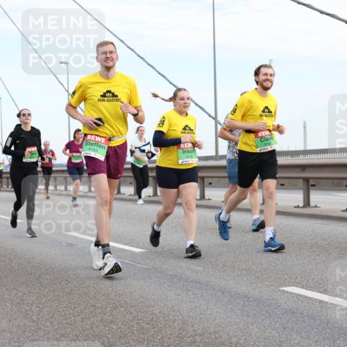 03.10.2025 - Köhlbrandbrückenlauf Lena Gebhardt http://msf.ph/oto/9198668 03.10.2025 15:35:30 Position 1 8163, 8748, 8747, 8111 meine-sportfotos.de