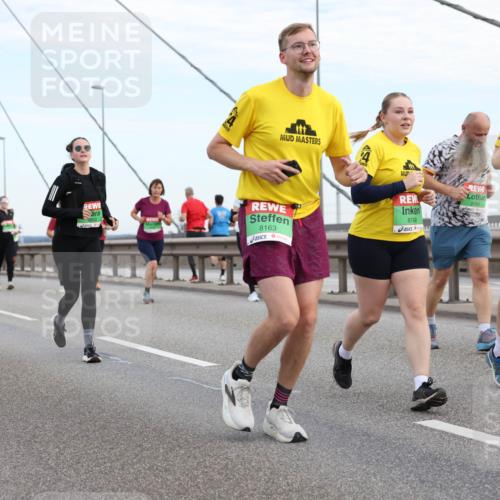 03.10.2025 - Köhlbrandbrückenlauf Lena Gebhardt http://msf.ph/oto/9198673 03.10.2025 15:35:31 Position 1 8163, 8748, 8469, 8747 meine-sportfotos.de