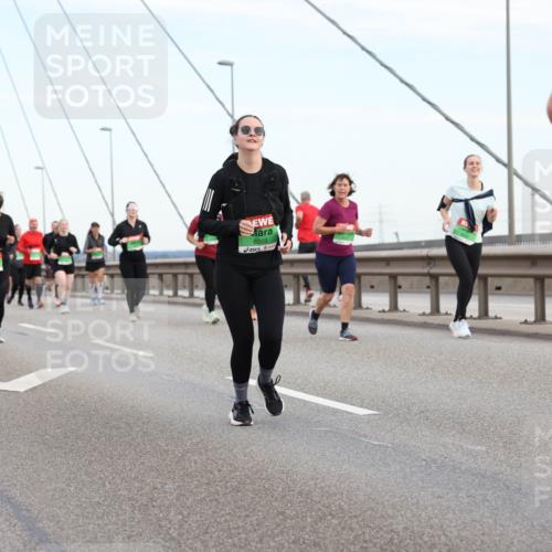 03.10.2025 - Köhlbrandbrückenlauf Lena Gebhardt http://msf.ph/oto/9198674 03.10.2025 15:35:32 Position 1 8303, 8163 meine-sportfotos.de