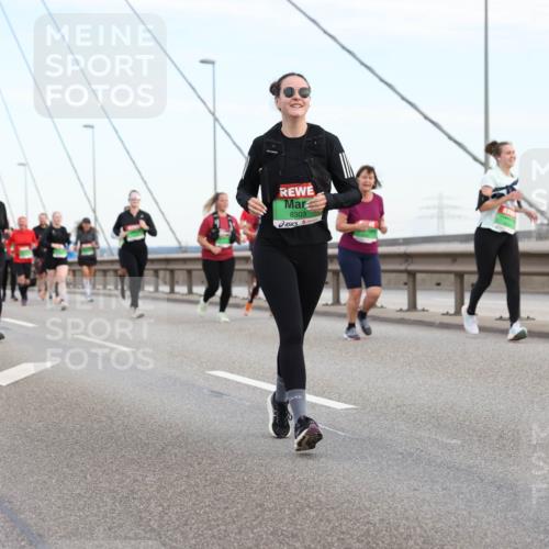 03.10.2025 - Köhlbrandbrückenlauf Lena Gebhardt http://msf.ph/oto/9198677 03.10.2025 15:35:32 Position 1 8303 meine-sportfotos.de
