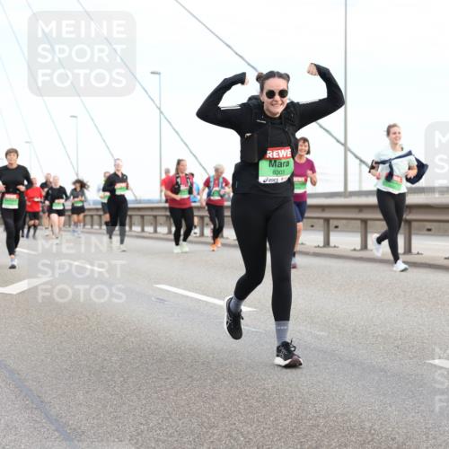 03.10.2025 - Köhlbrandbrückenlauf Lena Gebhardt http://msf.ph/oto/9198678 03.10.2025 15:35:33 Position 1 8303 meine-sportfotos.de