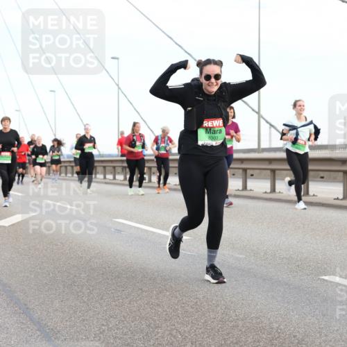 03.10.2025 - Köhlbrandbrückenlauf Lena Gebhardt http://msf.ph/oto/9198679 03.10.2025 15:35:33 Position 1 8303 meine-sportfotos.de