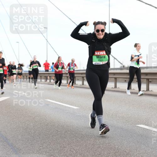 03.10.2025 - Köhlbrandbrückenlauf Lena Gebhardt http://msf.ph/oto/9198680 03.10.2025 15:35:33 Position 1 8303 meine-sportfotos.de