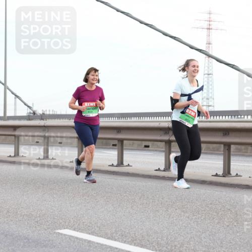 03.10.2025 - Köhlbrandbrückenlauf Lena Gebhardt http://msf.ph/oto/9198686 03.10.2025 15:35:34 Position 1 8121, 8025 meine-sportfotos.de
