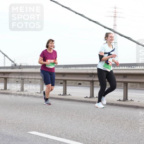 03.10.2025 - Köhlbrandbrückenlauf Lena Gebhardt http://msf.ph/oto/9198687 03.10.2025 15:35:34 Position 1 8121, 8025 meine-sportfotos.de