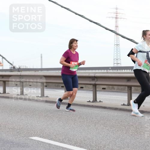 03.10.2025 - Köhlbrandbrückenlauf Lena Gebhardt http://msf.ph/oto/9198689 03.10.2025 15:35:35 Position 1 8121, 8025, 2015 meine-sportfotos.de