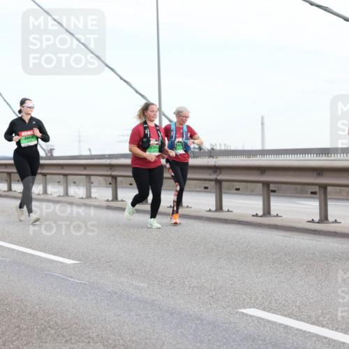 03.10.2025 - Köhlbrandbrückenlauf Lena Gebhardt http://msf.ph/oto/9198690 03.10.2025 15:35:35 Position 1 7316, 8121 meine-sportfotos.de