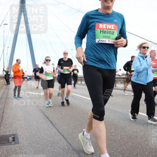 03.10.2025 - Köhlbrandbrückenlauf Lena Gebhardt http://msf.ph/oto/9198720 03.10.2025 15:35:42 Position 1 8656 meine-sportfotos.de