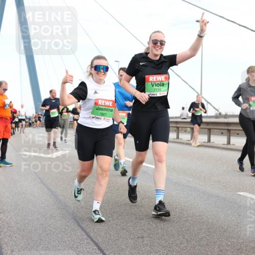 03.10.2025 - Köhlbrandbrückenlauf Lena Gebhardt http://msf.ph/oto/9198724 03.10.2025 15:35:43 Position 1 7807, 7759 meine-sportfotos.de