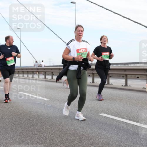 03.10.2025 - Köhlbrandbrückenlauf Lena Gebhardt http://msf.ph/oto/9198737 03.10.2025 15:35:46 Position 1 9207, 8135 meine-sportfotos.de