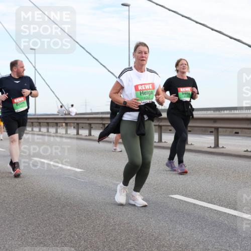 03.10.2025 - Köhlbrandbrückenlauf Lena Gebhardt http://msf.ph/oto/9198738 03.10.2025 15:35:46 Position 1 8207, 8135 meine-sportfotos.de
