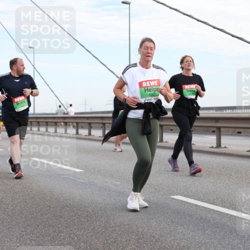 03.10.2025 - Köhlbrandbrückenlauf Lena Gebhardt http://msf.ph/oto/9198739 03.10.2025 15:35:46 Position 1 8207, 8135 meine-sportfotos.de