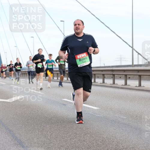 03.10.2025 - Köhlbrandbrückenlauf Lena Gebhardt http://msf.ph/oto/9198743 03.10.2025 15:35:46 Position 1 7953 meine-sportfotos.de