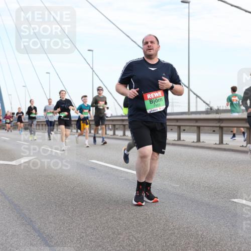 03.10.2025 - Köhlbrandbrückenlauf Lena Gebhardt http://msf.ph/oto/9198747 03.10.2025 15:35:47 Position 1 7953 meine-sportfotos.de