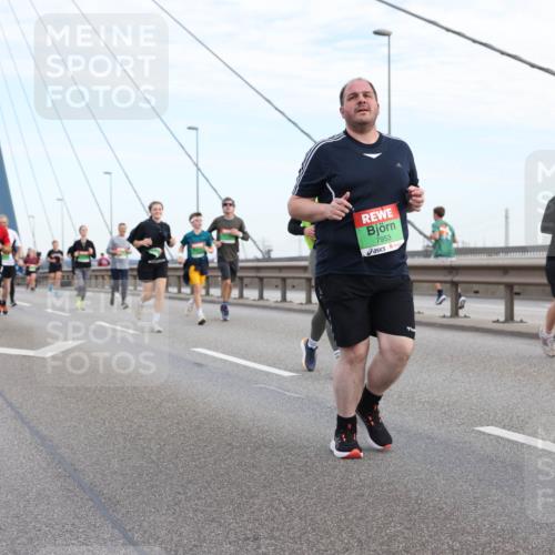 03.10.2025 - Köhlbrandbrückenlauf Lena Gebhardt http://msf.ph/oto/9198748 03.10.2025 15:35:47 Position 1 7953 meine-sportfotos.de