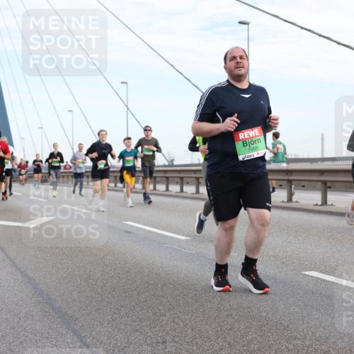 03.10.2025 - Köhlbrandbrückenlauf Lena Gebhardt http://msf.ph/oto/9198749 03.10.2025 15:35:47 Position 1 7953 meine-sportfotos.de