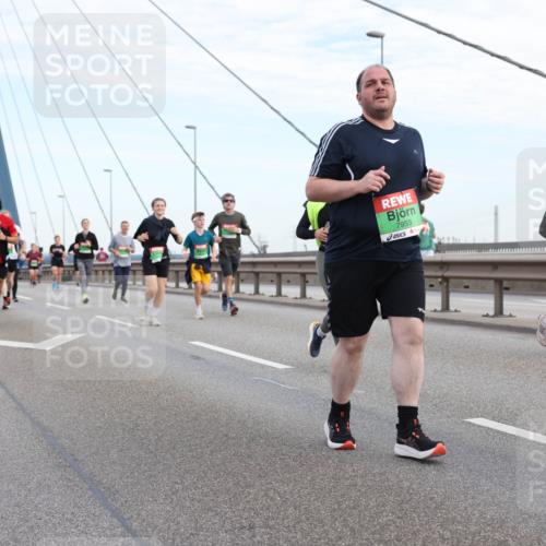 03.10.2025 - Köhlbrandbrückenlauf Lena Gebhardt http://msf.ph/oto/9198750 03.10.2025 15:35:47 Position 1 7953 meine-sportfotos.de