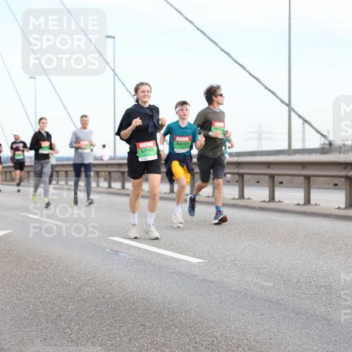 03.10.2025 - Köhlbrandbrückenlauf Lena Gebhardt http://msf.ph/oto/9198754 03.10.2025 15:35:49 Position 1  meine-sportfotos.de