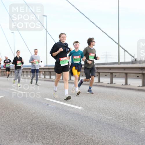 03.10.2025 - Köhlbrandbrückenlauf Lena Gebhardt http://msf.ph/oto/9198756 03.10.2025 15:35:49 Position 1  meine-sportfotos.de