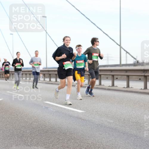 03.10.2025 - Köhlbrandbrückenlauf Lena Gebhardt http://msf.ph/oto/9198758 03.10.2025 15:35:49 Position 1  meine-sportfotos.de
