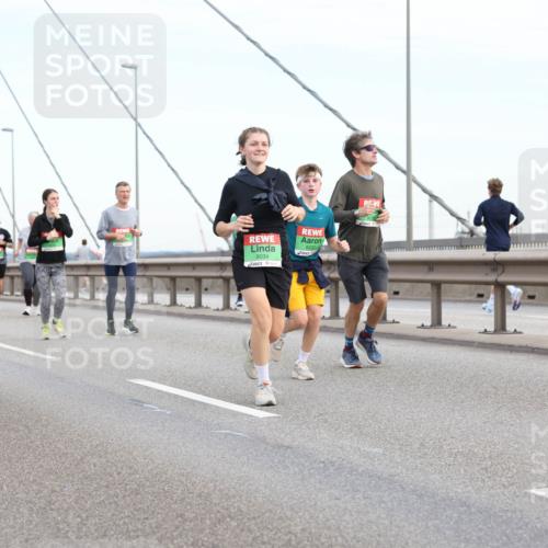 03.10.2025 - Köhlbrandbrückenlauf Lena Gebhardt http://msf.ph/oto/9198760 03.10.2025 15:35:49 Position 1 8034 meine-sportfotos.de