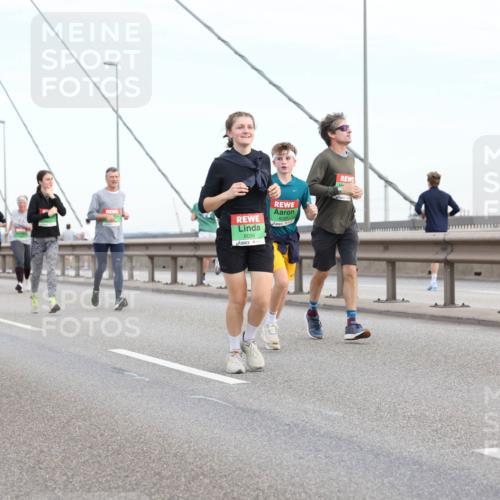 03.10.2025 - Köhlbrandbrückenlauf Lena Gebhardt http://msf.ph/oto/9198762 03.10.2025 15:35:49 Position 1 8034 meine-sportfotos.de