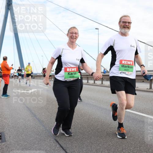 03.10.2025 - Köhlbrandbrückenlauf Lena Gebhardt http://msf.ph/oto/9198790 03.10.2025 15:35:54 Position 1 8020, 8021, 8218 meine-sportfotos.de