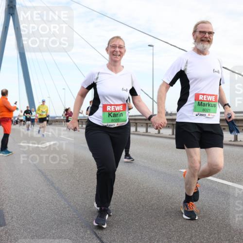 03.10.2025 - Köhlbrandbrückenlauf Lena Gebhardt http://msf.ph/oto/9198791 03.10.2025 15:35:55 Position 1 8020, 8021, 8218 meine-sportfotos.de