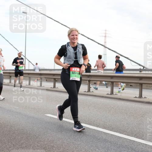 03.10.2025 - Köhlbrandbrückenlauf Lena Gebhardt http://msf.ph/oto/9198792 03.10.2025 15:35:56 Position 1 8571 meine-sportfotos.de