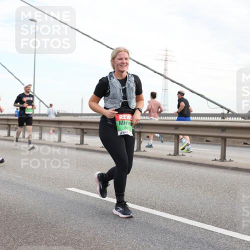 03.10.2025 - Köhlbrandbrückenlauf Lena Gebhardt http://msf.ph/oto/9198793 03.10.2025 15:35:56 Position 1 8571 meine-sportfotos.de