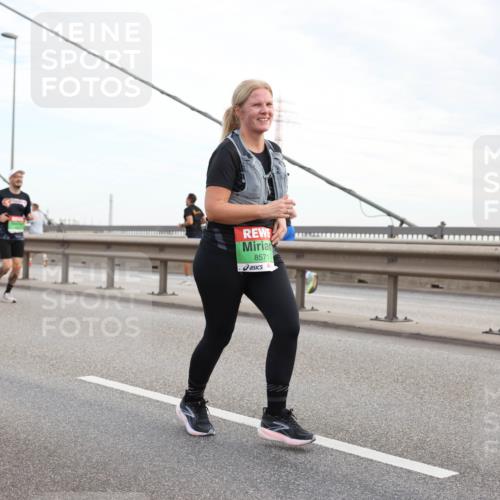 03.10.2025 - Köhlbrandbrückenlauf Lena Gebhardt http://msf.ph/oto/9198794 03.10.2025 15:35:56 Position 1 8571 meine-sportfotos.de