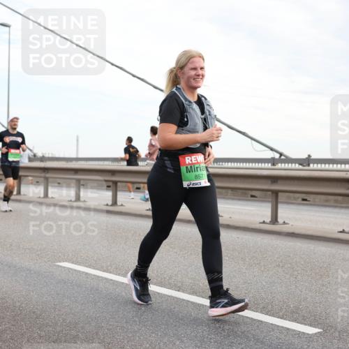 03.10.2025 - Köhlbrandbrückenlauf Lena Gebhardt http://msf.ph/oto/9198795 03.10.2025 15:35:56 Position 1 8571 meine-sportfotos.de