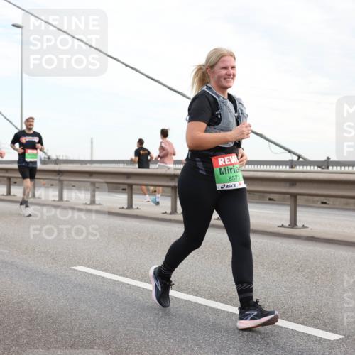 03.10.2025 - Köhlbrandbrückenlauf Lena Gebhardt http://msf.ph/oto/9198796 03.10.2025 15:35:56 Position 1 8571 meine-sportfotos.de