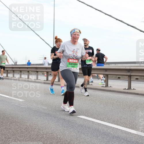 03.10.2025 - Köhlbrandbrückenlauf Lena Gebhardt http://msf.ph/oto/9198798 03.10.2025 15:35:57 Position 1 7966 meine-sportfotos.de