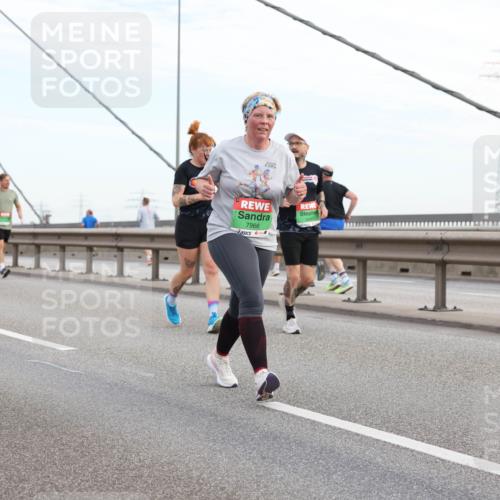 03.10.2025 - Köhlbrandbrückenlauf Lena Gebhardt http://msf.ph/oto/9198799 03.10.2025 15:35:57 Position 1 7966 meine-sportfotos.de