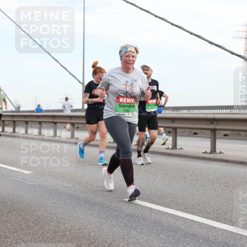 03.10.2025 - Köhlbrandbrückenlauf Lena Gebhardt http://msf.ph/oto/9198800 03.10.2025 15:35:57 Position 1 7966 meine-sportfotos.de