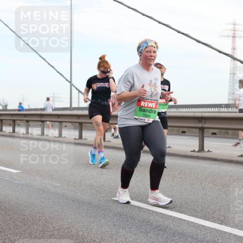 03.10.2025 - Köhlbrandbrückenlauf Lena Gebhardt http://msf.ph/oto/9198803 03.10.2025 15:35:57 Position 1 33, 7966 meine-sportfotos.de
