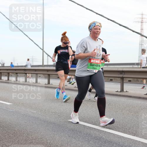 03.10.2025 - Köhlbrandbrückenlauf Lena Gebhardt http://msf.ph/oto/9198804 03.10.2025 15:35:57 Position 1 33, 7966 meine-sportfotos.de