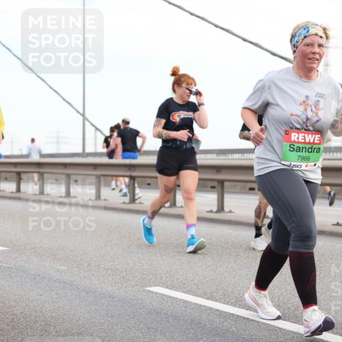 03.10.2025 - Köhlbrandbrückenlauf Lena Gebhardt http://msf.ph/oto/9198805 03.10.2025 15:35:58 Position 1 33, 7966 meine-sportfotos.de
