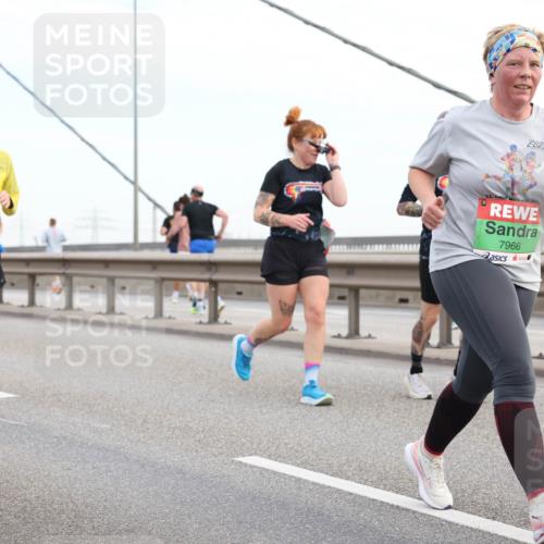 03.10.2025 - Köhlbrandbrückenlauf Lena Gebhardt http://msf.ph/oto/9198806 03.10.2025 15:35:58 Position 1 33, 7966 meine-sportfotos.de