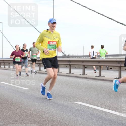 03.10.2025 - Köhlbrandbrückenlauf Lena Gebhardt http://msf.ph/oto/9198810 03.10.2025 15:35:58 Position 1 9388 meine-sportfotos.de
