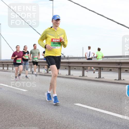 03.10.2025 - Köhlbrandbrückenlauf Lena Gebhardt http://msf.ph/oto/9198812 03.10.2025 15:35:59 Position 1 9388 meine-sportfotos.de