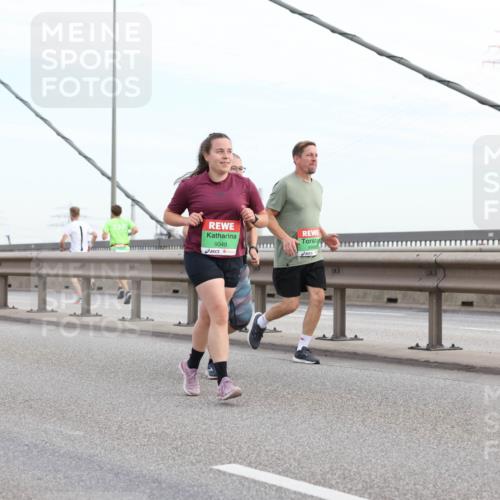 03.10.2025 - Köhlbrandbrückenlauf Lena Gebhardt http://msf.ph/oto/9198816 03.10.2025 15:36:00 Position 1 9049, 8996 meine-sportfotos.de