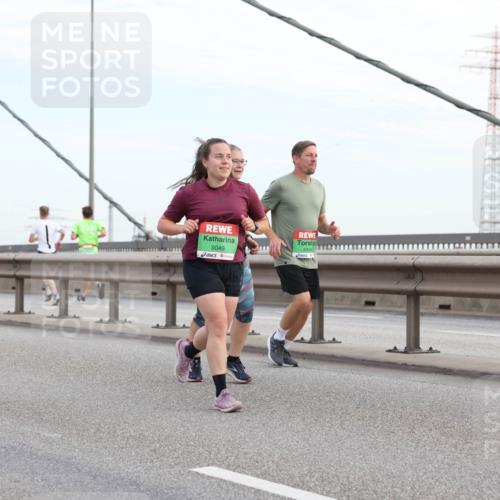 03.10.2025 - Köhlbrandbrückenlauf Lena Gebhardt http://msf.ph/oto/9198818 03.10.2025 15:36:01 Position 1 9049, 8996 meine-sportfotos.de