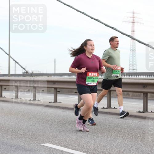 03.10.2025 - Köhlbrandbrückenlauf Lena Gebhardt http://msf.ph/oto/9198820 03.10.2025 15:36:01 Position 1 9049, 8996 meine-sportfotos.de
