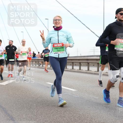 03.10.2025 - Köhlbrandbrückenlauf Lena Gebhardt http://msf.ph/oto/9198827 03.10.2025 15:36:03 Position 1 11, 7922, 8706 meine-sportfotos.de